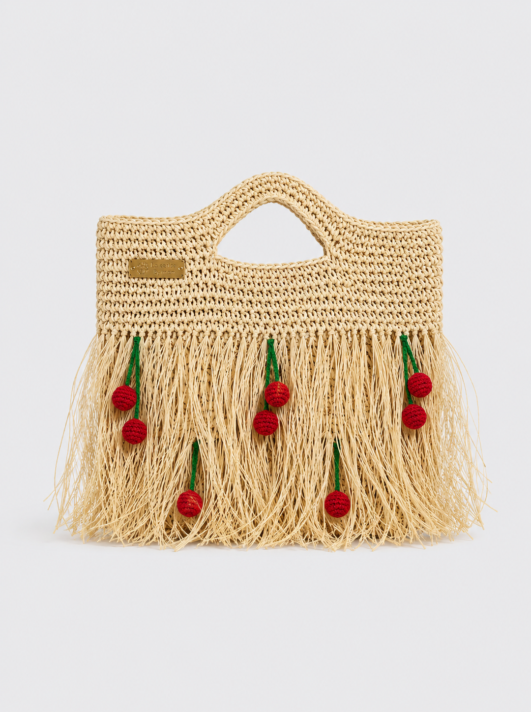        Χειροποίητη raffia crochet τσάντα με κόκκινα κεράσια και boho κρόσσια σε natural απόχρωση