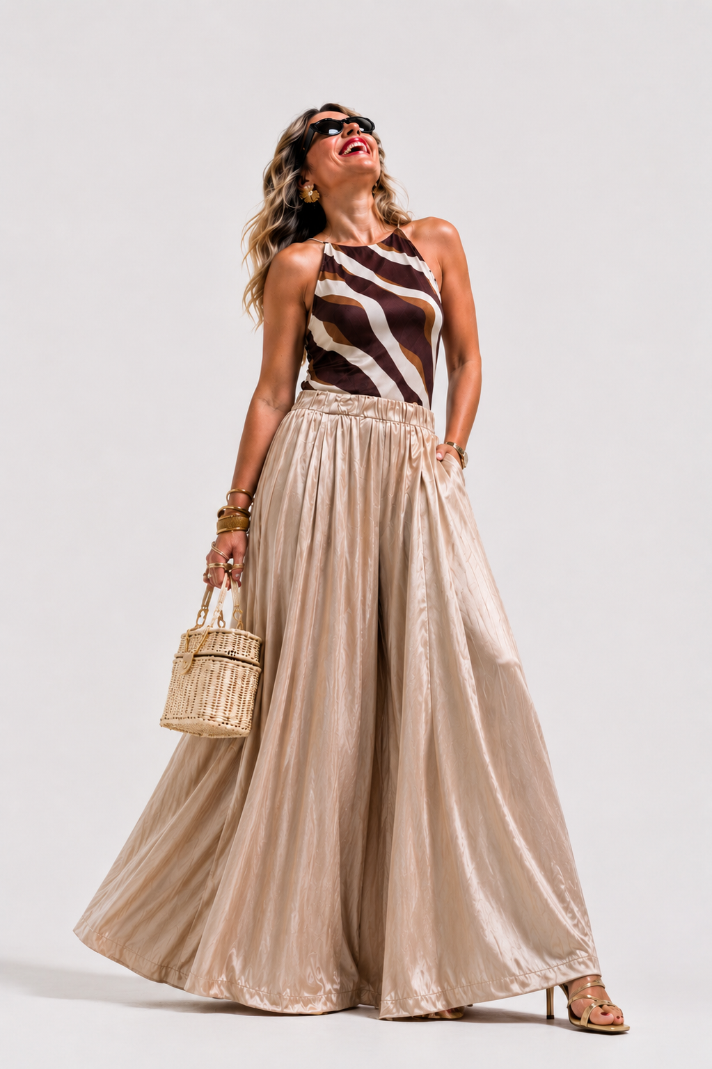 Γυναικεία σατέν palazzo παντελόνα σε champagne beige απόχρωση με λάστιχο στη μέση και πλαϊνές τσέπες.