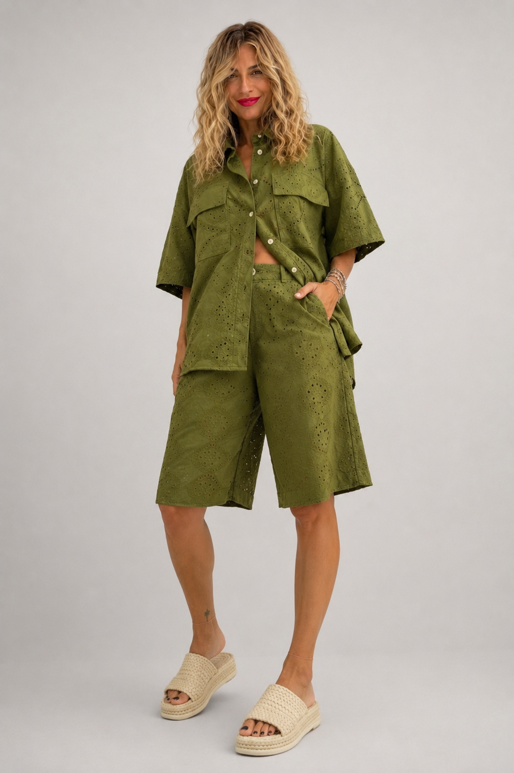 Oversize χακί broderie πουκάμισο Lumina με δύο μεγάλες τσέπες μπροστά και matching βερμούδα.