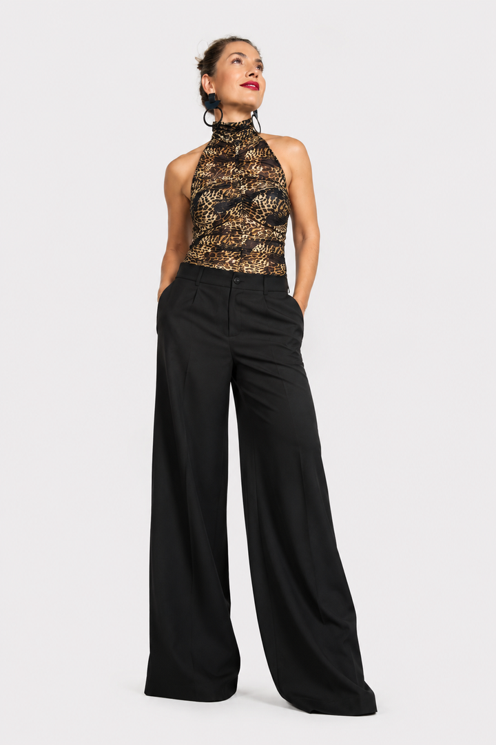 Γυναικείο κορμάκι animal print με ψηλό λαιμό και ανοιχτή πλάτη σε αποχρώσεις χρυσού και μαύρου.