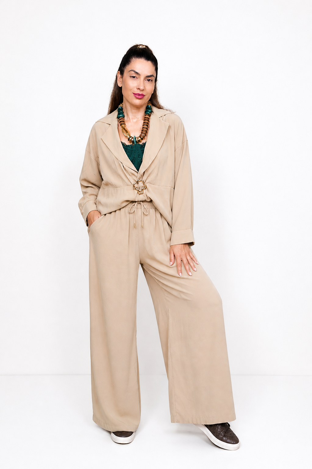 Γυναικείο μπεζ σετ με σακάκι και παντελόνι wide leg, κομψή χαλαρή γραμμή με αγκράφα μπροστά και λάστιχο στη μέση