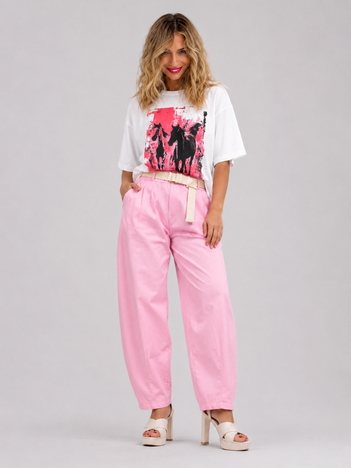 Λευκό oversized γυναικείο T-Shirt με print άλογα σε φούξια αποχρώσεις συνδυασμένο με ροζ barrel παντελόνι από τη συλλογή La CERISE by M&amp;M.