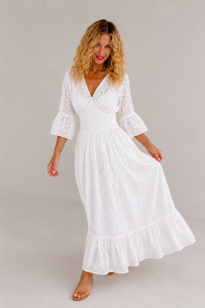 Λευκό maxi φόρεμα με κοφτό κέντημα broderie anglaise, κρουαζέ ντεκολτέ και σφηκοφωλιά στη μέση.