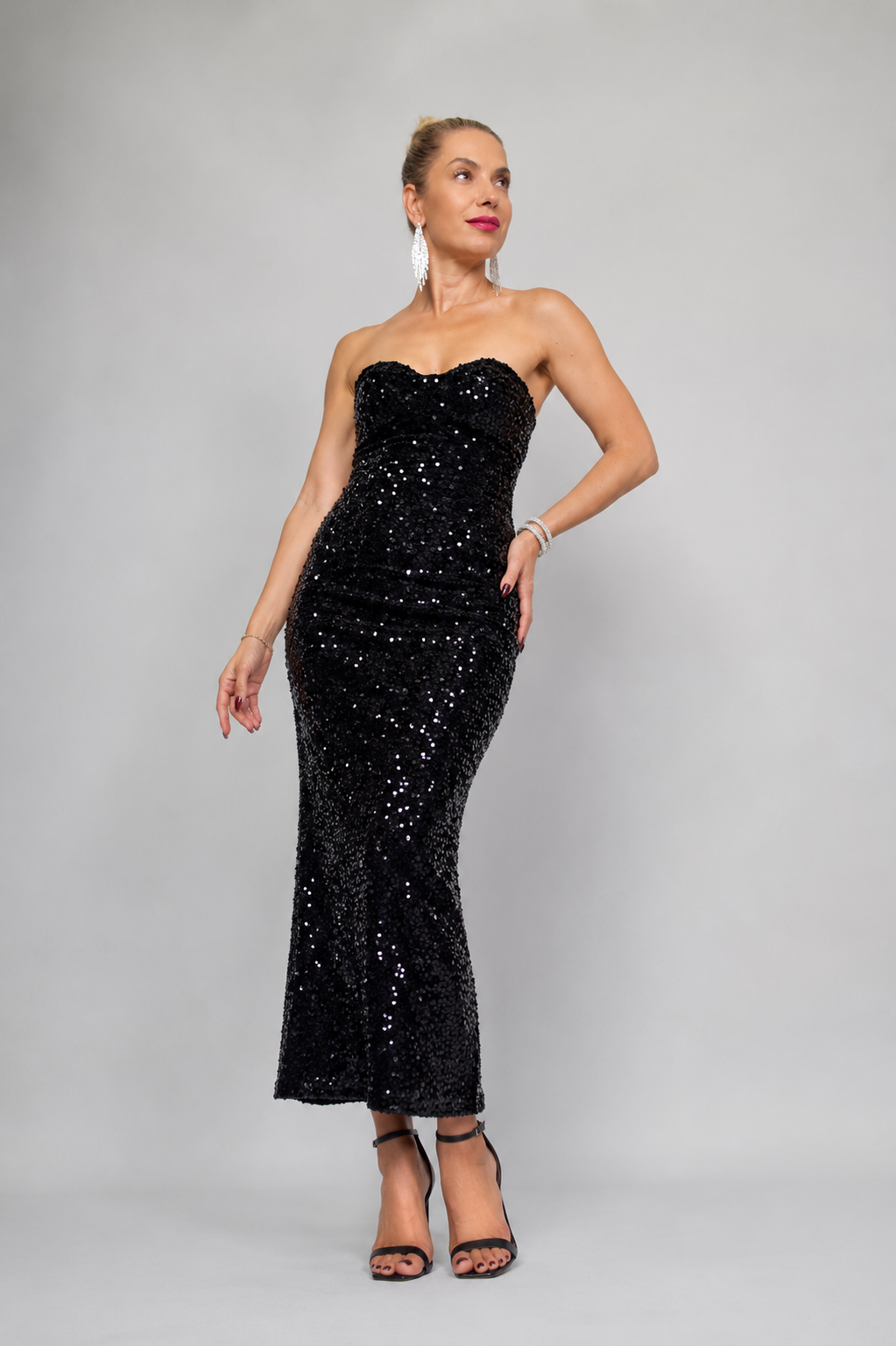 Γυναικείο βελούδινο strapless midi φόρεμα με παγιέτες σε μαύρη απόχρωση και φερμουάρ στην πίσω πλευρά.