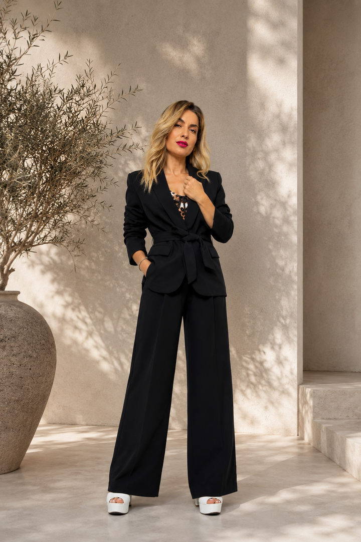 Animal print κορσές με μαύρο tailored παντελόνι σε luxury fashion background