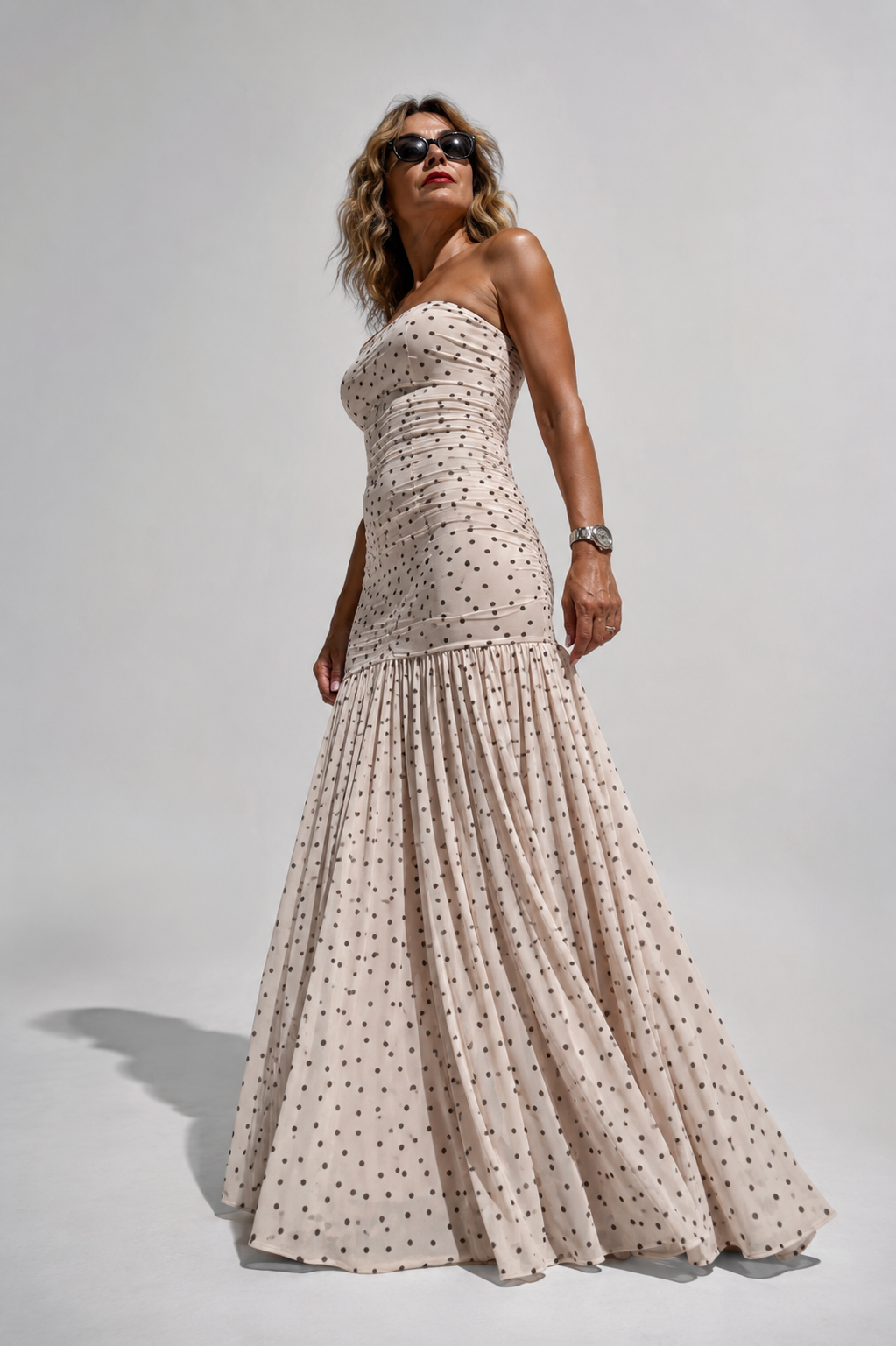 Γυναικείο strapless maxi φόρεμα σε ιβουάρ απόχρωση με μαύρο πουά σχέδιο και αέρινη φούστα.
