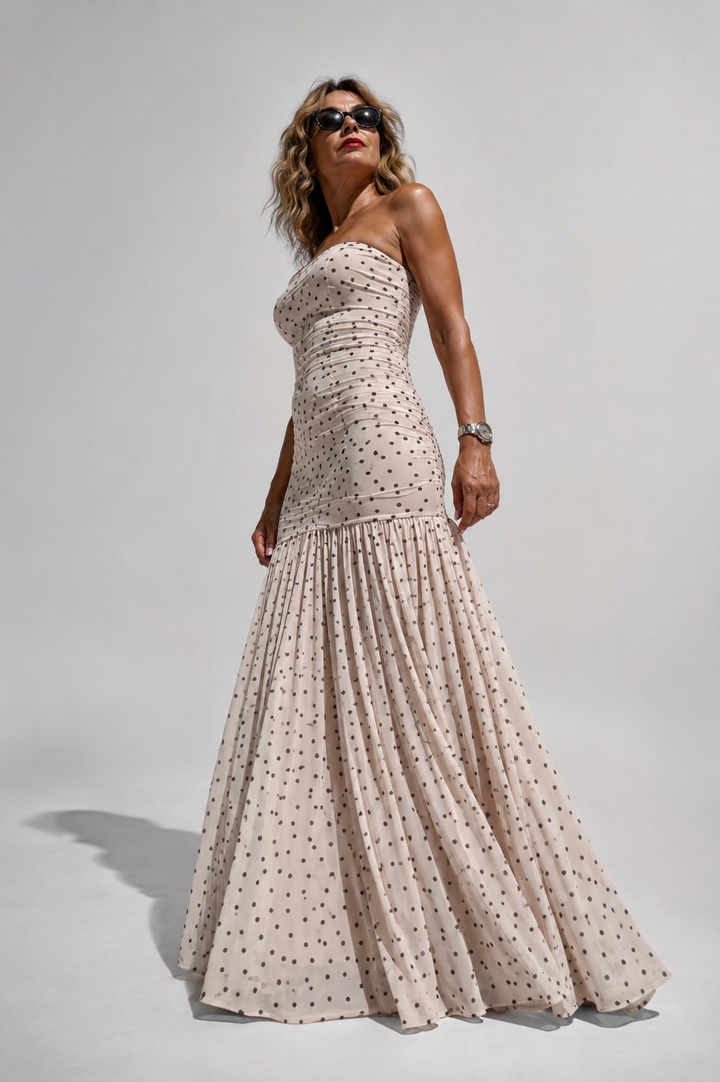 Γυναικείο strapless maxi φόρεμα σε ιβουάρ απόχρωση με μαύρο πουά σχέδιο και αέρινη φούστα.