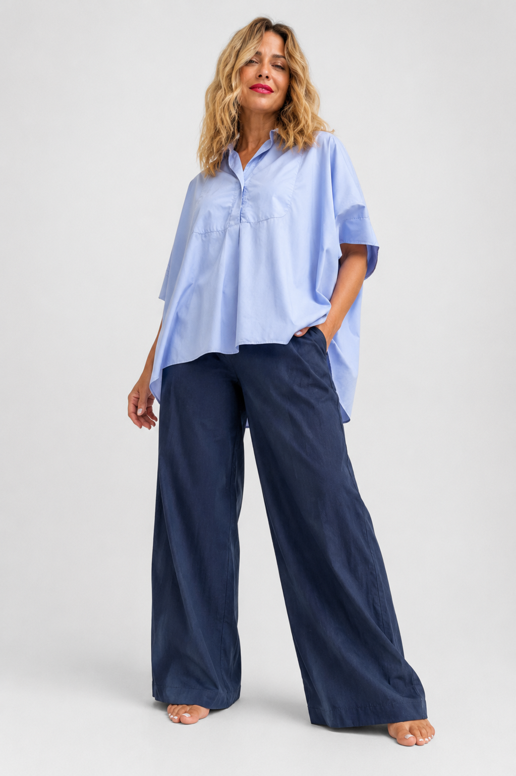 Oversized γαλάζια μπλούζα Gioya με κοντό μανίκι, γιακά και αέρινη εφαρμογή One Size έως XL.