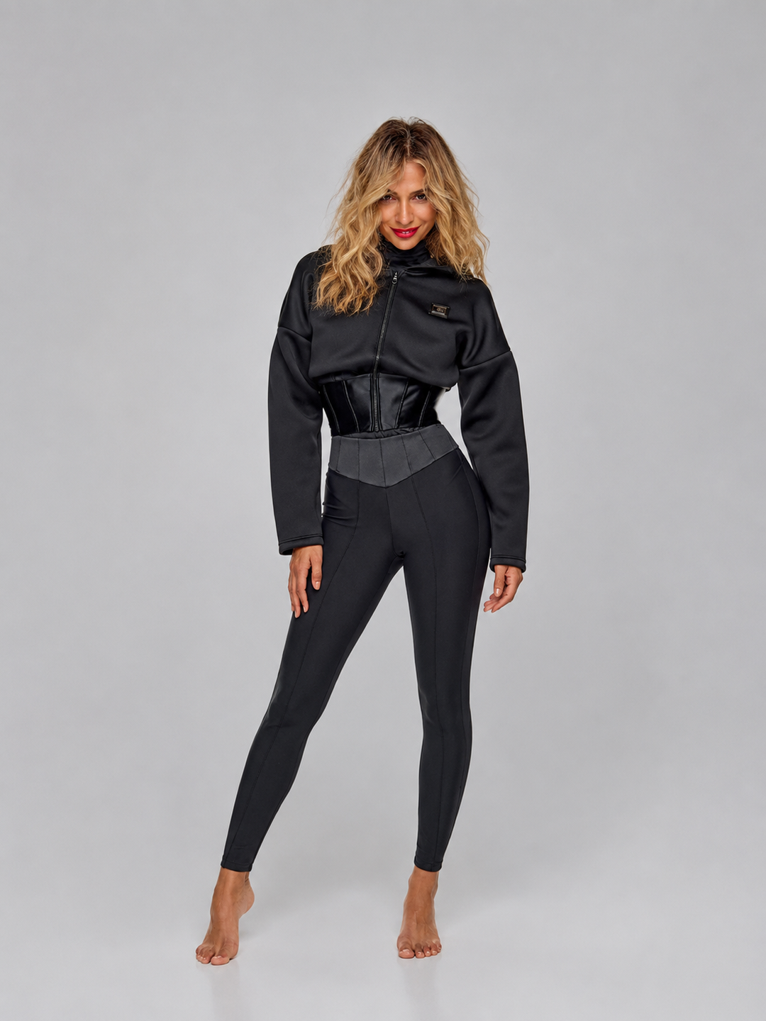 Μαύρο crop jacket με κουκούλα και φερμουάρ για athleisure εμφανίσεις