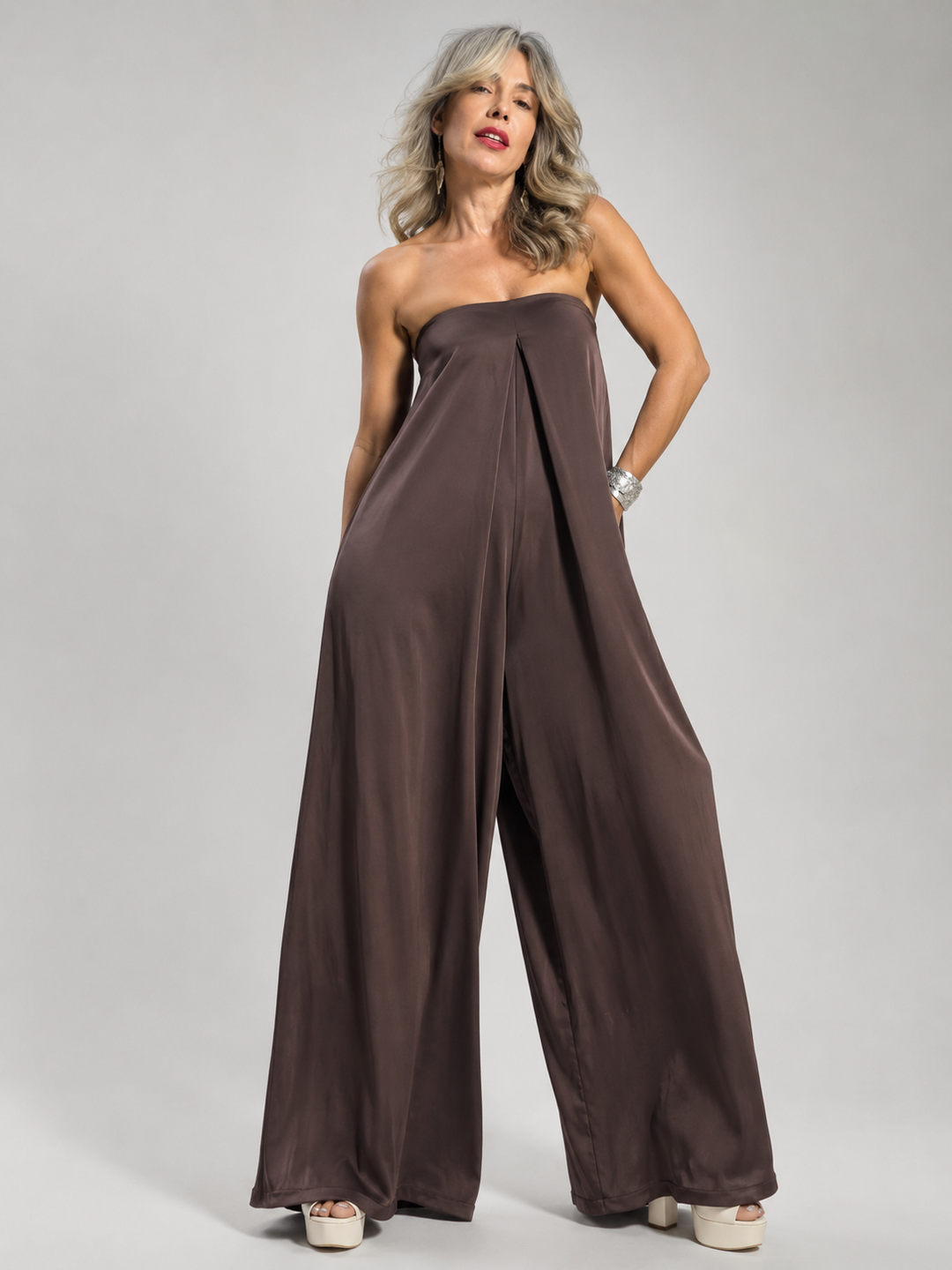 Γυναικεία strapless ολόσωμη φόρμα με wide leg εφαρμογή σε καφέ και λευκή απόχρωση.