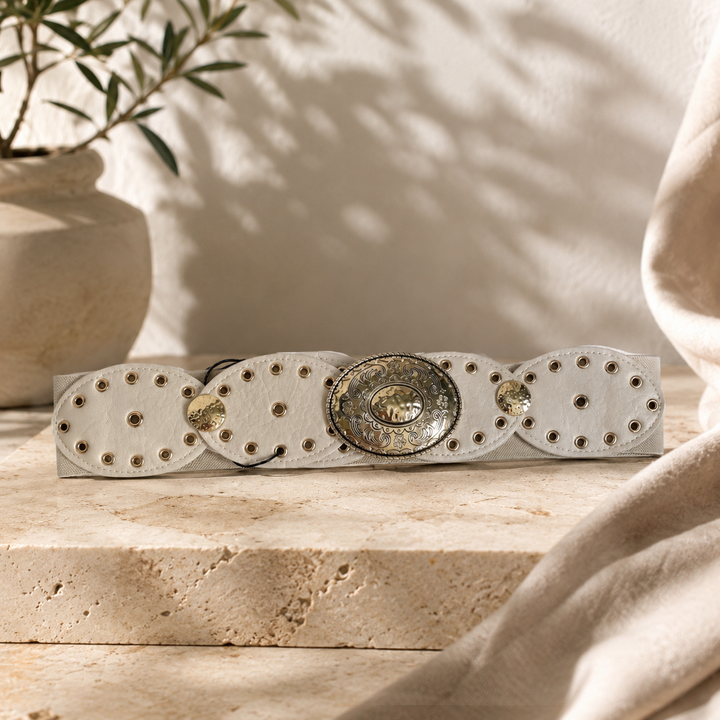 Boho ivory ελαστική ζώνη με vintage μεταλλική αγκράφα και διακοσμητικά τρουκς σε fashion neutral background