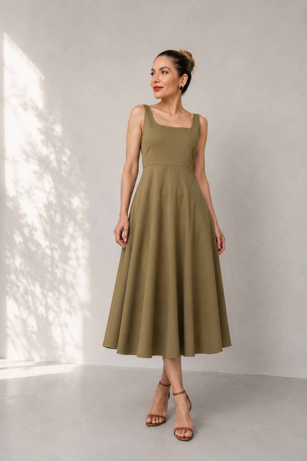 Γυναικείο αμάνικο midi φόρεμα σε απόχρωση warm olive με Α-line γραμμή και minimal κομψό σχεδιασμό.