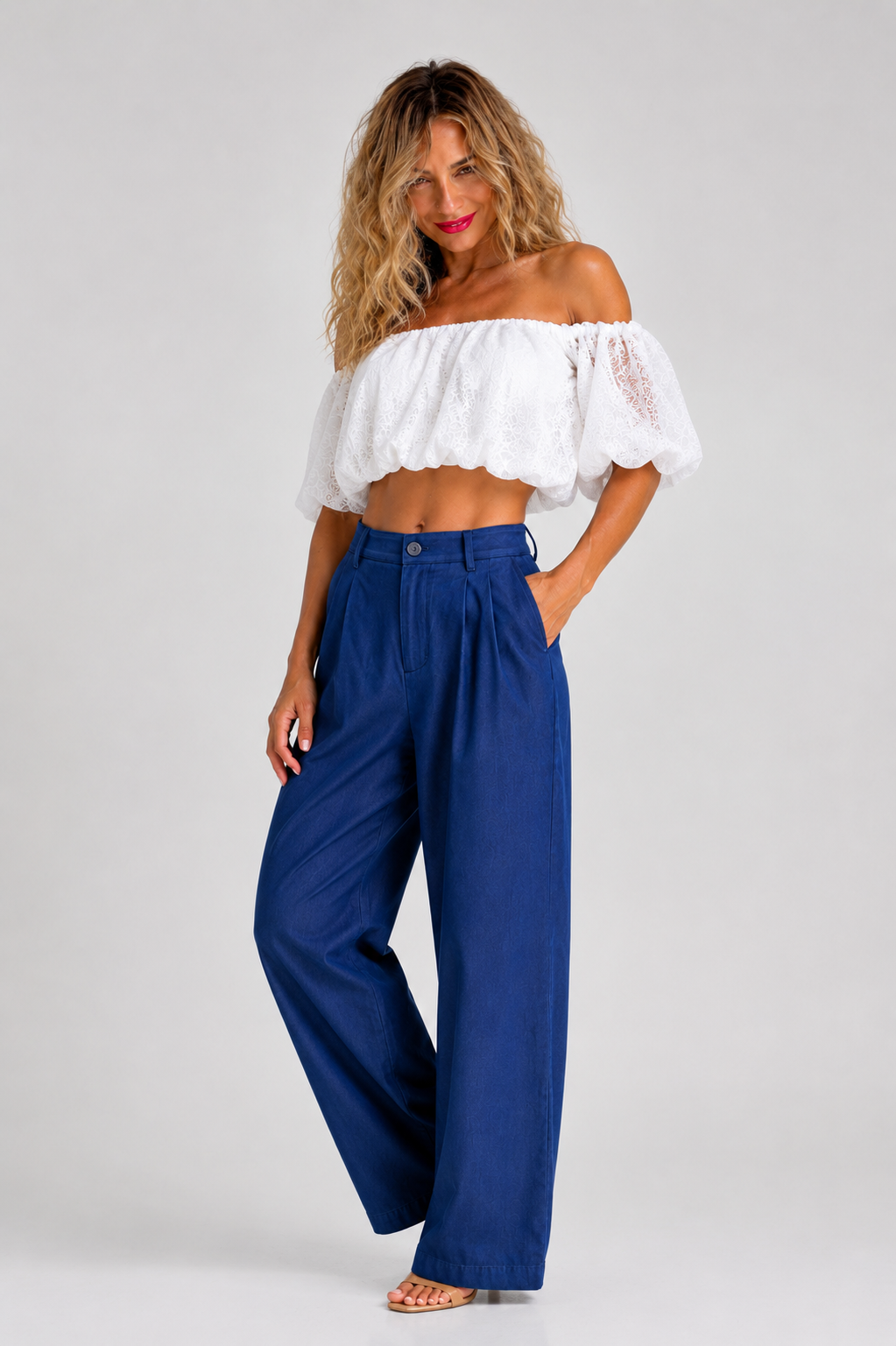 Δαντελένιο off shoulder crop top με λάστιχο στο κάτω μέρος και φαρδιά μανίκια, διαθέσιμο σε λευκό και μαύρο χρώμα.