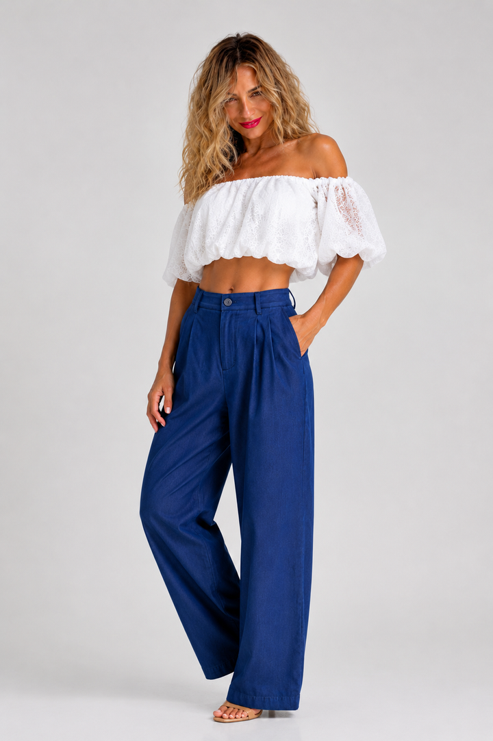 Δαντελένιο off shoulder crop top με λάστιχο στο κάτω μέρος και φαρδιά μανίκια, διαθέσιμο σε λευκό και μαύρο χρώμα.