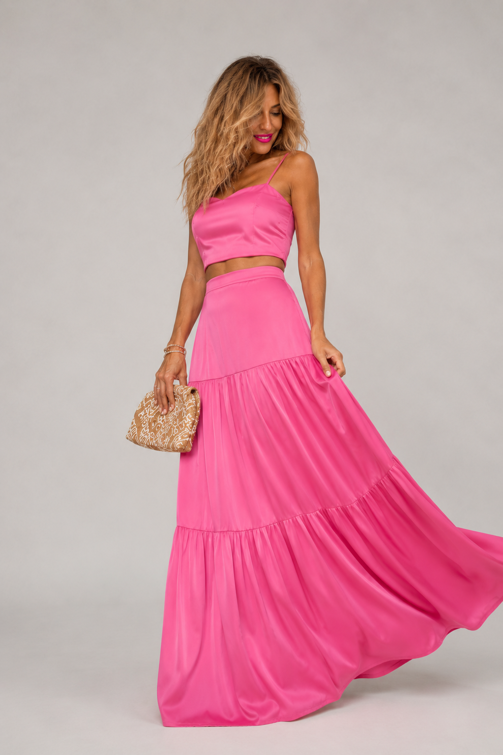 Γυναικείο σετ με asymmetric crop top και maxi φούστα σε vibrant pink απόχρωση.