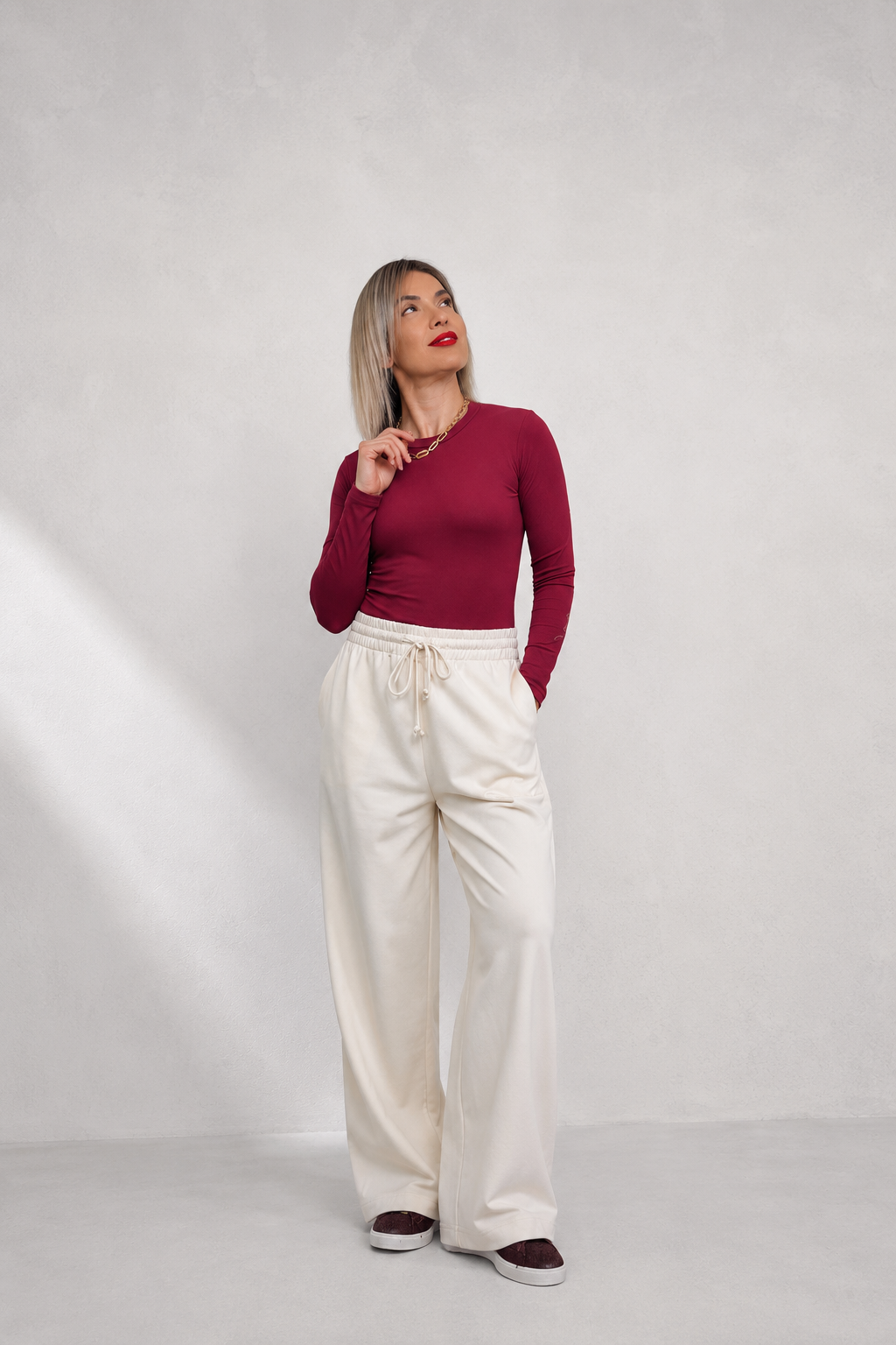 Γυναικεία εκρού wide leg φόρμα παντελόνι με ελαστική μέση και κορδόνι σε άνετη γραμμή.