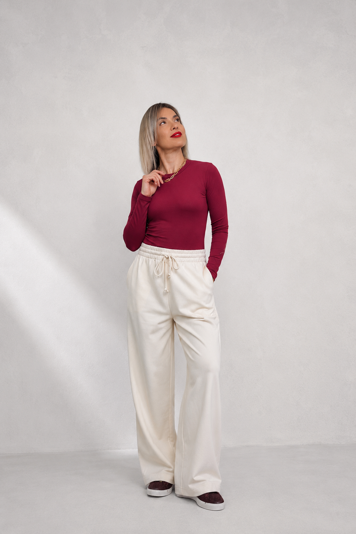 Γυναικεία εκρού wide leg φόρμα παντελόνι με ελαστική μέση και κορδόνι σε άνετη γραμμή.