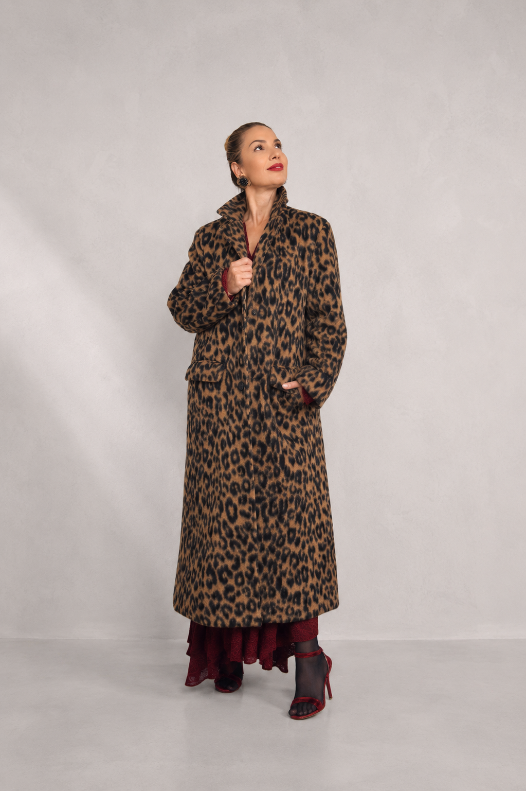 Γυναικείο μακρύ φοδραρισμένο παλτό animal print σε καφέ και γκρι αποχρώσεις με κομψή ίσια γραμμή.