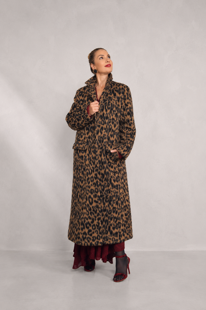 Γυναικείο μακρύ φοδραρισμένο παλτό animal print σε καφέ και γκρι αποχρώσεις με κομψή ίσια γραμμή.