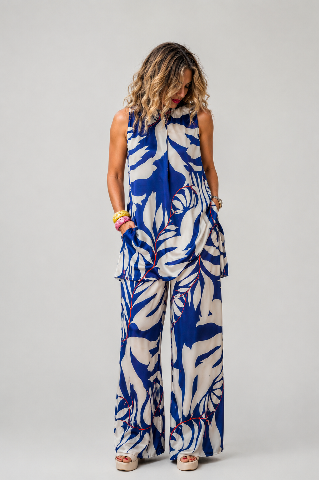 Γυναικεία wide-leg παντελόνα με tropical print σε μπλε, λευκές και μπεζ αποχρώσεις.