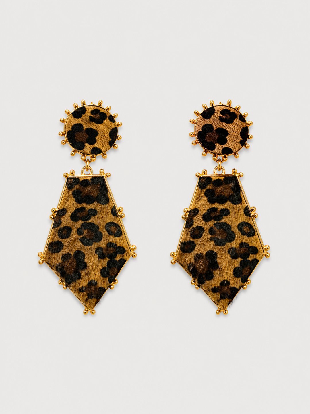 Statement σκουλαρίκια με animal print σε υφή pony skin και χρυσές μεταλλικές λεπτομέρειες. Ιδανικά για καθημερινές και βραδινές εμφανίσεις.