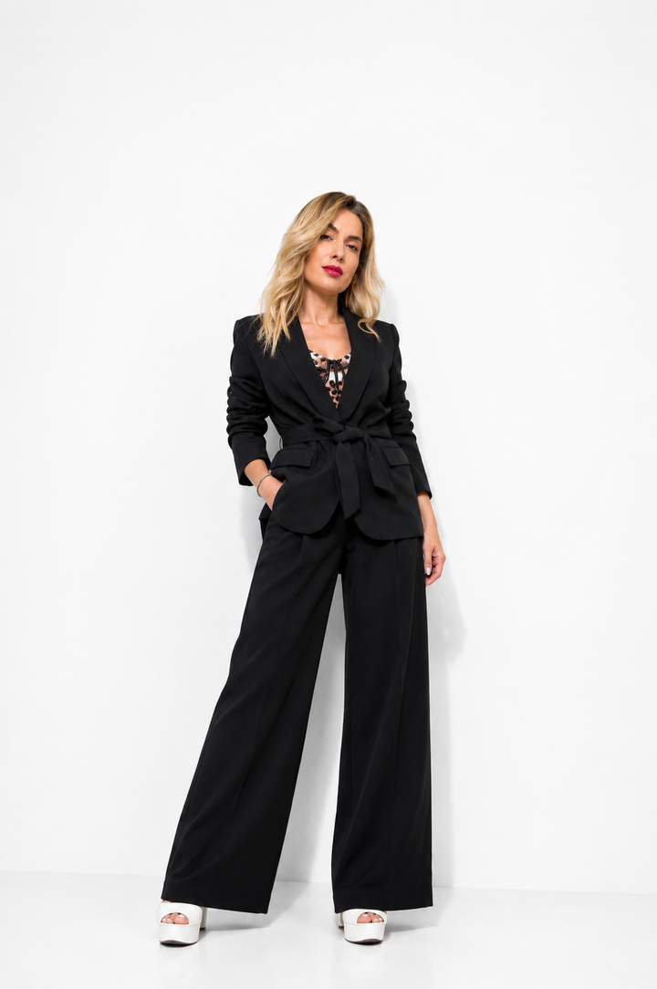Γυναικείο co-ord set με structured κορσέ και wide leg παντελόνι σε editorial fashion φωτογράφιση