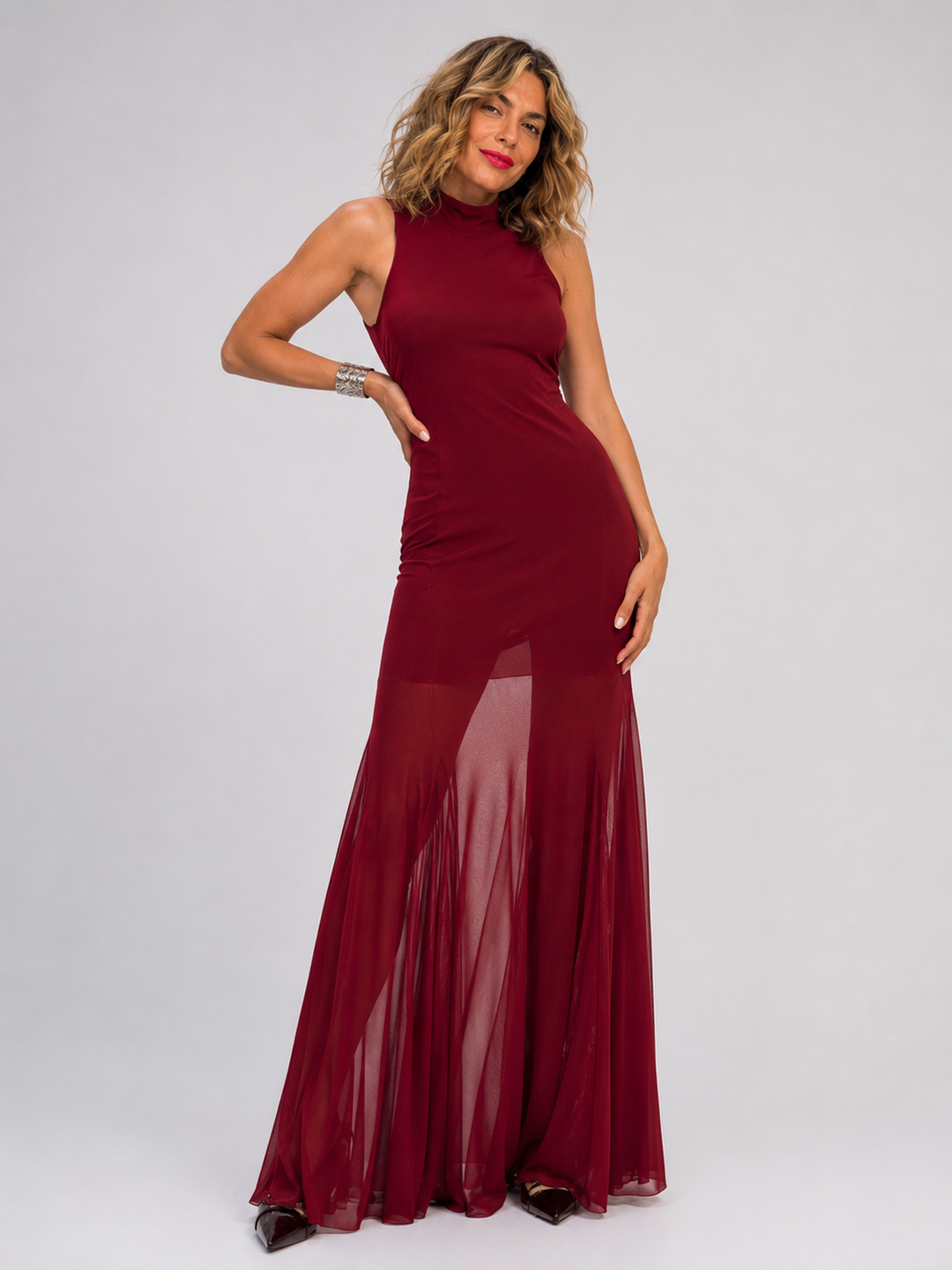 Maxi γυναικείο φόρεμα σε burgundy απόχρωση με sheer λεπτομέρειες και εφαρμοστή γραμμή.
