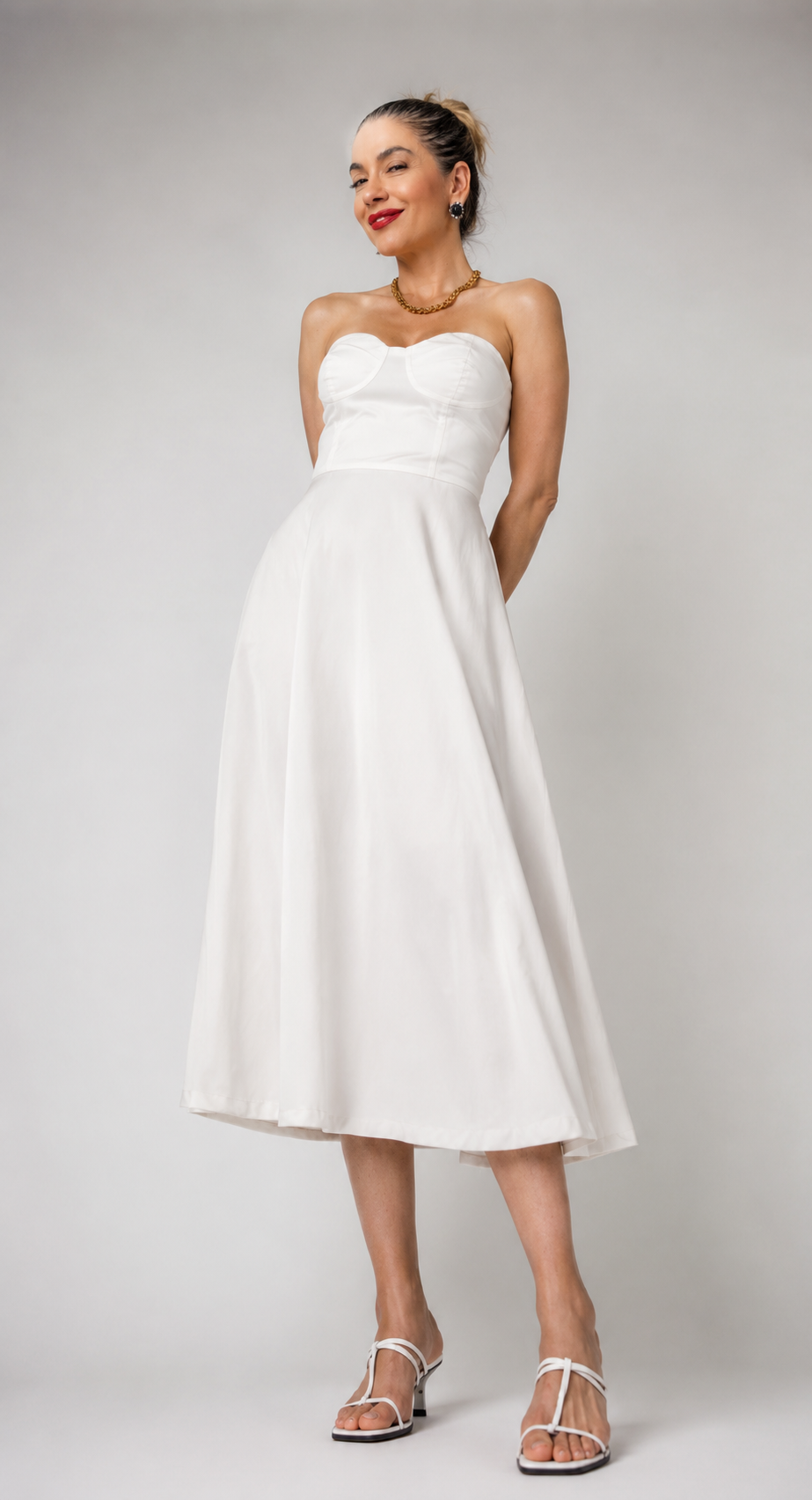 Γυναικείο strapless midi φόρεμα σε λευκό και μαύρο χρώμα με καρδιά λαιμόκοψη και αέρινη Α-line γραμμή.
