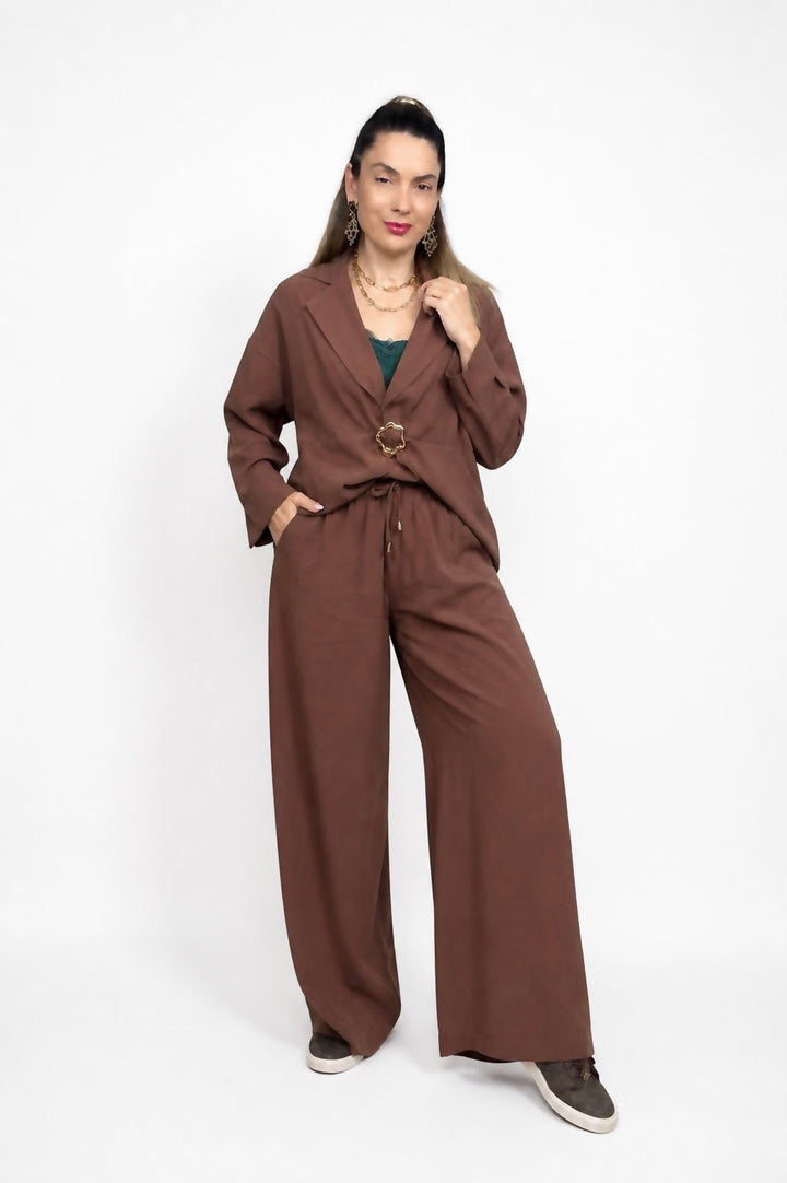 Γυναικείο καφέ σετ με σακάκι και παντελόνι wide leg, χαλαρή εφαρμογή με διακοσμητική αγκράφα και ελαστική μέση