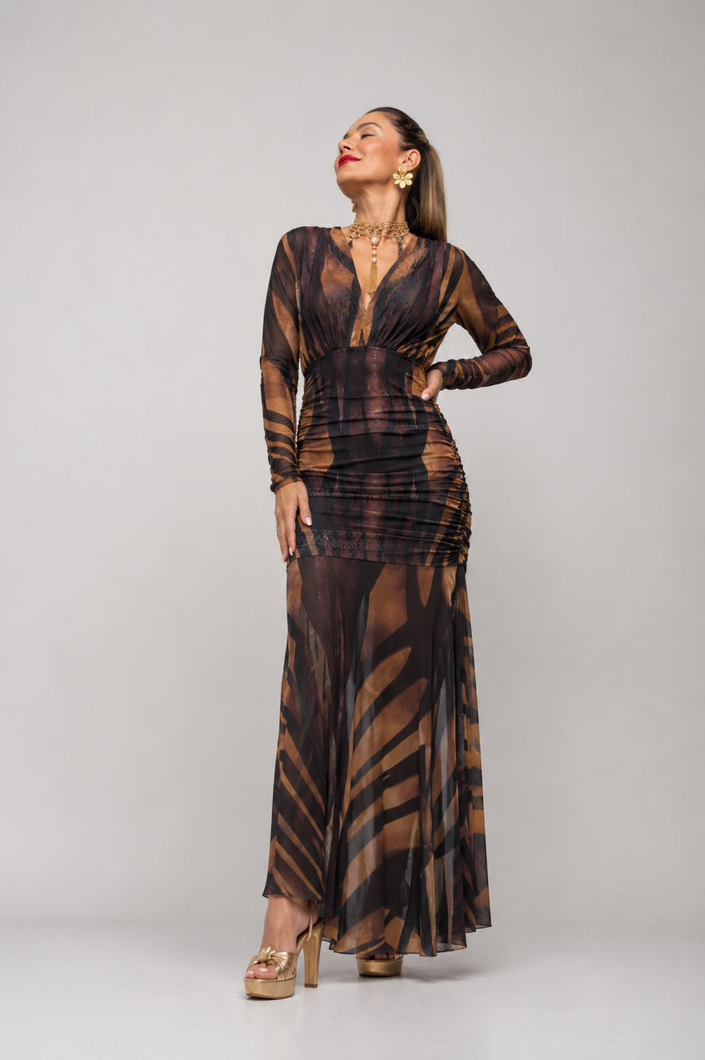     Maxi φόρεμα με bronze abstract print και βαθύ ντεκολτέ