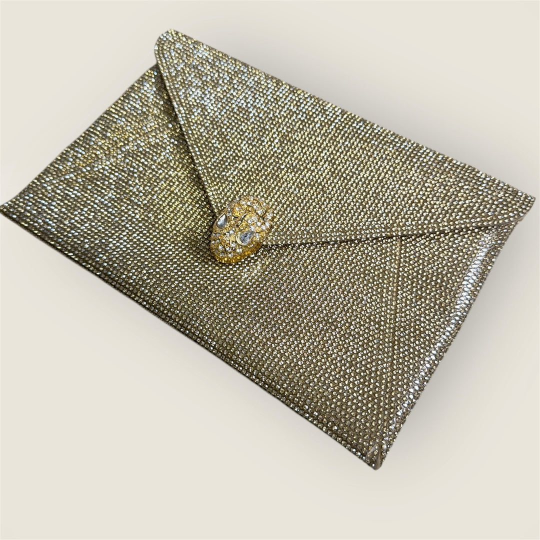 Βραδινός envelope φάκελος με λαμπερά strass και διακοσμητικό κούμπωμα σε χρυσή και ασημί απόχρωση.